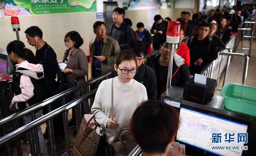 （社会）（6）海口旅客滞留应急第六日：秩序井然