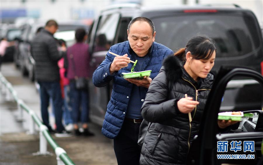 （社会）（3）海口旅客滞留应急第六日：秩序井然