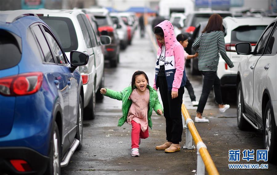 （社会）（4）海口旅客滞留应急第六日：秩序井然