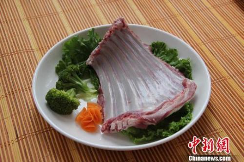 资料图：闻名于世的苏尼特羊肉。 王润枝 摄