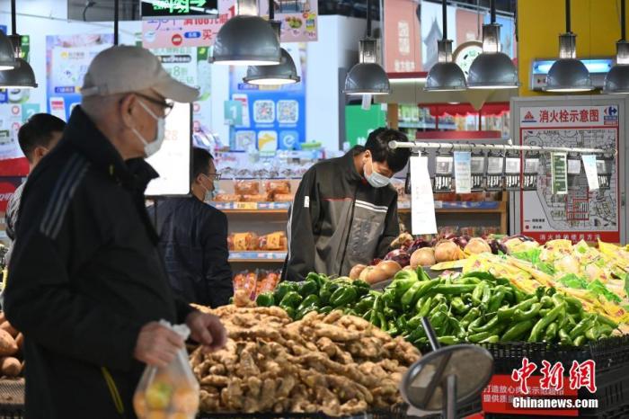 资料图：河北省石家庄市一大型超市内，市民正在选购蔬菜。 <a target=