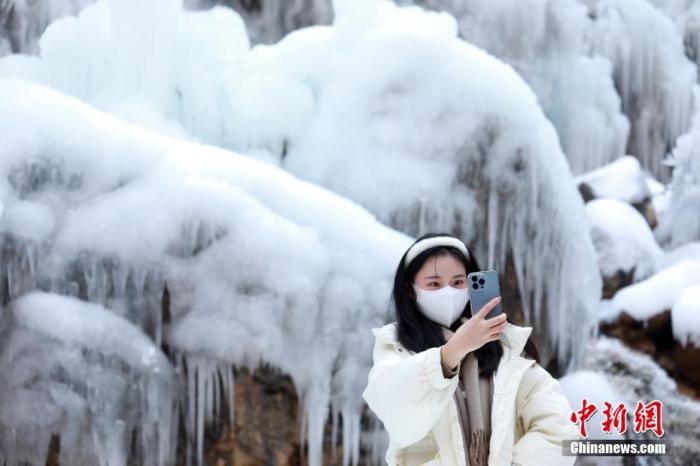 2022年1月3日，元旦假期，河南省北部的世界地质公园云台山内冰瀑冰挂景观吸引游人。 <a target=