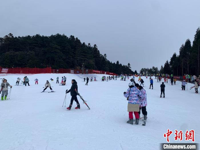 图为江西明月山滑雪场内游客正在学习、练习滑雪。　李韵涵 摄