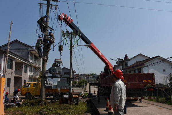 施工人員,新變壓器,吊車全部到位,大家分工合作,停電,驗電,掛接地線