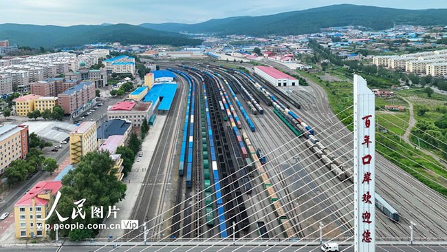 2023年8月2日，黑龙江绥芬河，多列中欧班列在绥芬河站完成货物集结，整装待发。